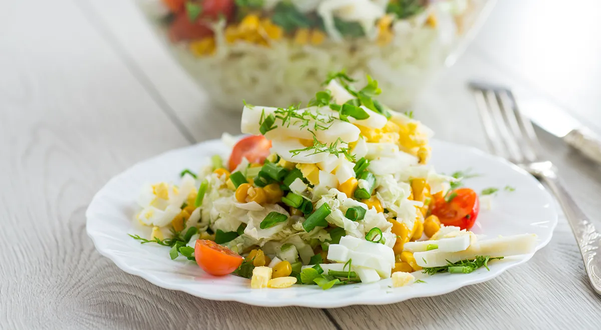 Салат из пекинской капусты с кальмарами