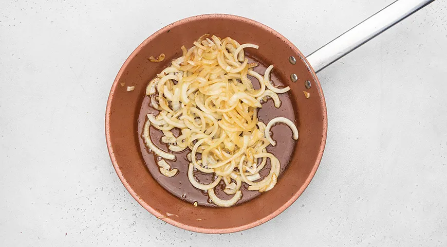 Судак с луком на сковороде