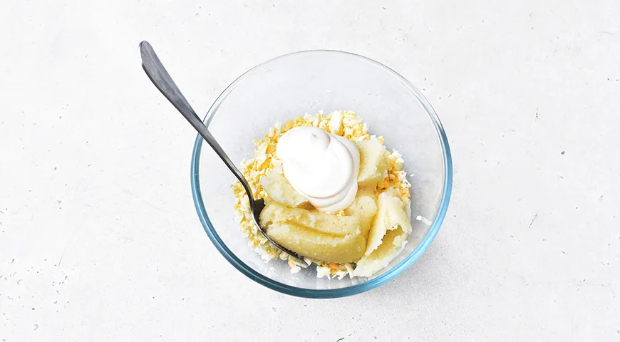 Селедка под шубой с икрой мойвы