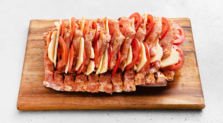 Гармошка из свинины с помидорами