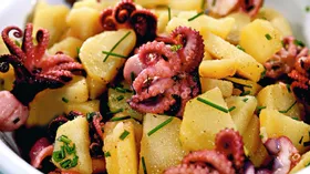 Картофельный салат с маринованными  осьминогами