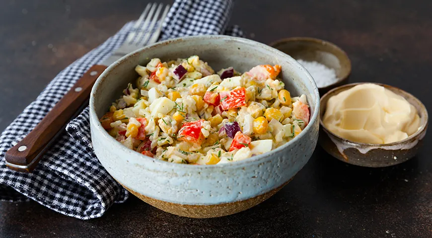 Вкусный салат с консервированной кукурузой