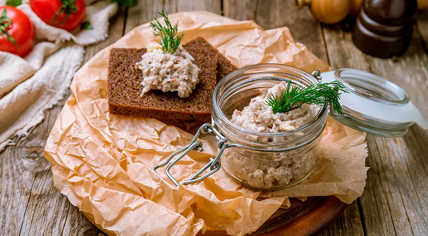 Из залома готовят простую пасту для закусок