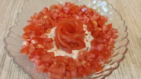 Слоёный салат с крабовыми палочками, яйцами и помидорами
