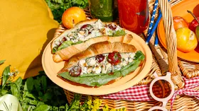 Круассан с куриным салатом внутри