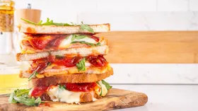 Сэндвичи «кухонная раковина» покорили TikTok: блогер научила спасать продукты, завалявшиеся в холодильнике