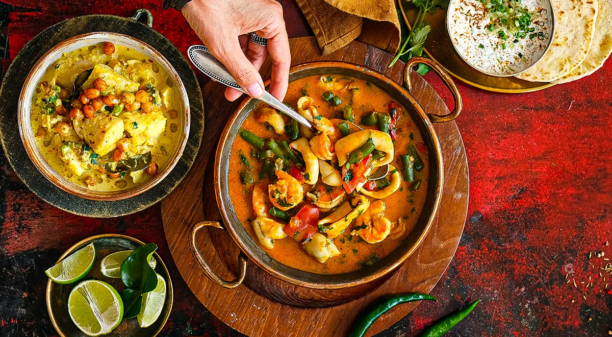 В качестве блюда карри может быть разным: овощное (сабджи), карри из нута (чоле), куриное (чикен карри), рыбное, мясное и так далее