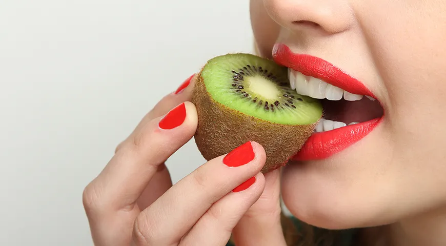 В кожуре киви содержится много клетчатки, витамин Е, фолиевая кислота и полифенолы