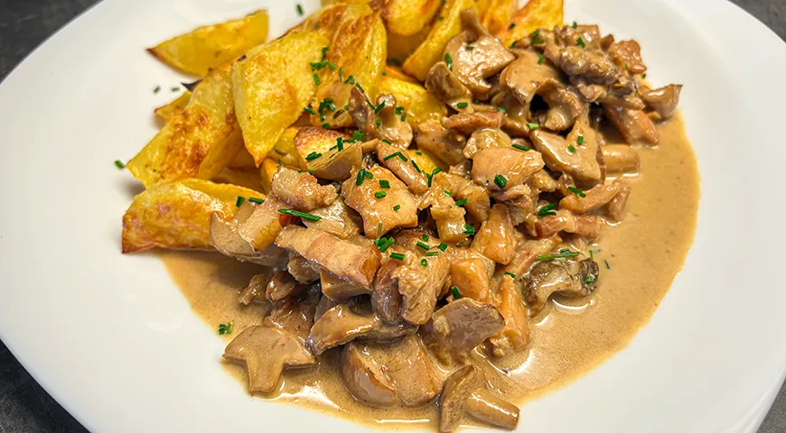 Майский гриб в сливочном соусе с запеченным картофелем