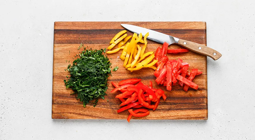 Салат с фасолью, помидорами и сыром