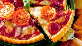 Пирог с томатами, красным луком и сметаной