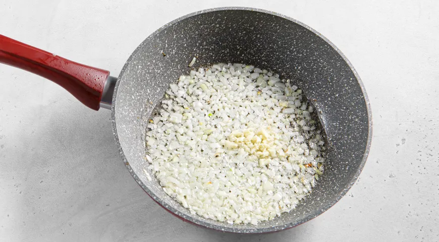 Курица с брокколи в сливочном соусе на сковороде