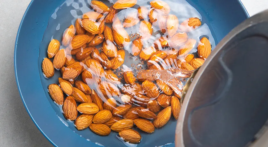 Миндаль замачивают не менее 6–8 часов, а лучше оставьте его в воде на ночь (10–12 часов)