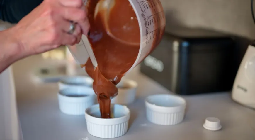 Шоколадный фондан — десерт, который обязательно стоит приготовить в домашних условиях