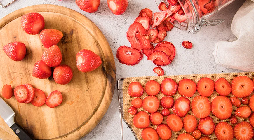 Сушка клубники на воздухе занимает 7–10 дней