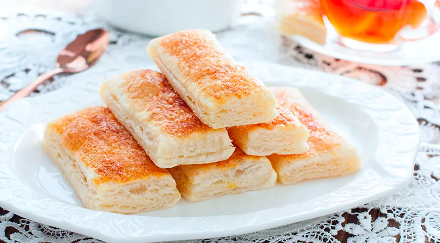 В советское время слоеные язычки считалась эталоном быстрого и вкусного десерта в столовых