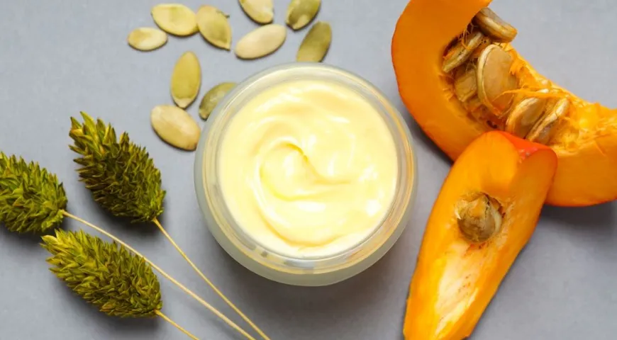 Экстракты из тыквенных семечек включают в состав косметических средств для питания и омоложения кожи 