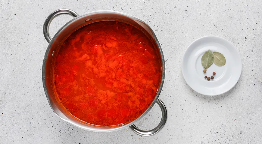 Томатный суп с курицей, фасолью и овощами