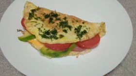 Омлет с колбасой, помидором, сыром и авокадо