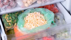 Можно ли замораживать сыр: какие виды переживут морозилку, а какие — нет