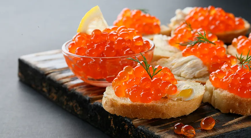 Свежая икра горбуши пахнет морем — чисто, чуть солоновато, без резких нот
