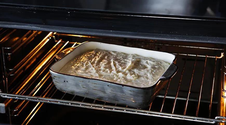 Ставьте форму с ПП творожной запеканкой в середину духовки, температура внутри должна быть не выше 170 градусов