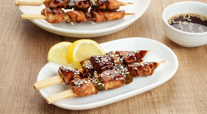 В Японии для куриного шашлыка (якитори) птицу кормят зерном с добавлением зеленого чая, что делает мясо более плотным и ароматным, с пониженным содержанием жира