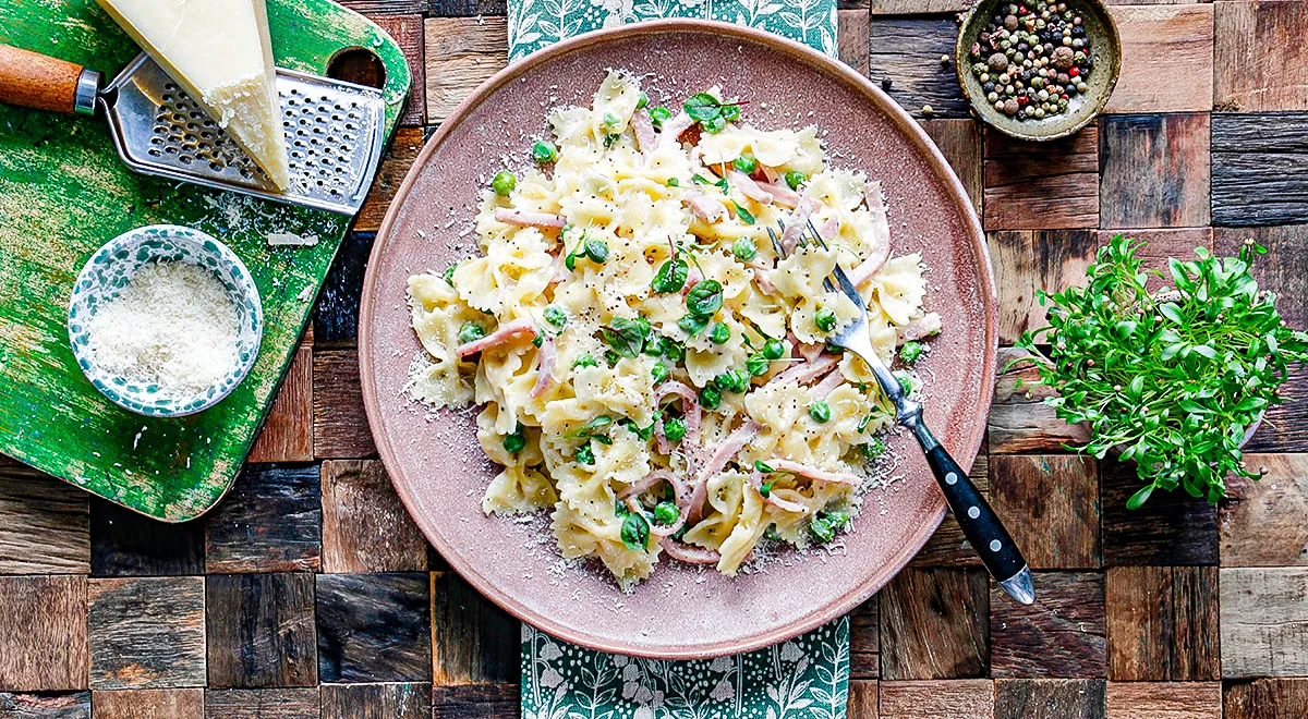 Рецепт сливочной пасты с ветчиной, сыром, горошком и микрозеленью