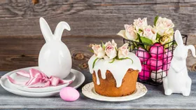 Пасхальный стол: кролик, цветы и яркие краски