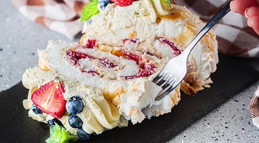 Сегодня меренговый рулет любят во всем мире: от уютных вечеринок в Австрии до изысканных фуршетов в Лондоне и Сиднее