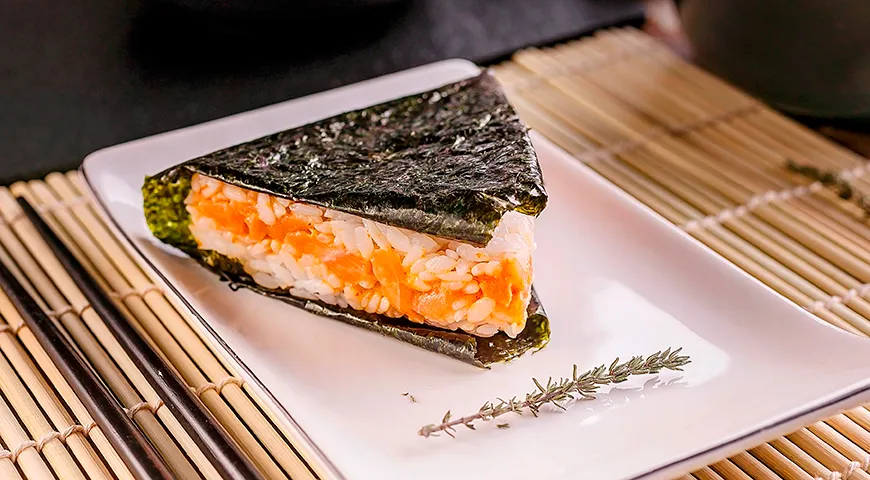 Японский онигири с копченой горбушей
