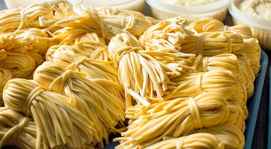 Классический сыр чечил имеет равномерный светло-кремовый или белый цвет