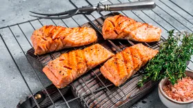 Красная рыба на мангале