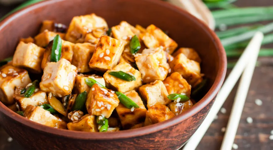 В тофу белка не так много, как в мясе – 8 гр на 100 гр – но зато по качеству он почти не уступает мясу