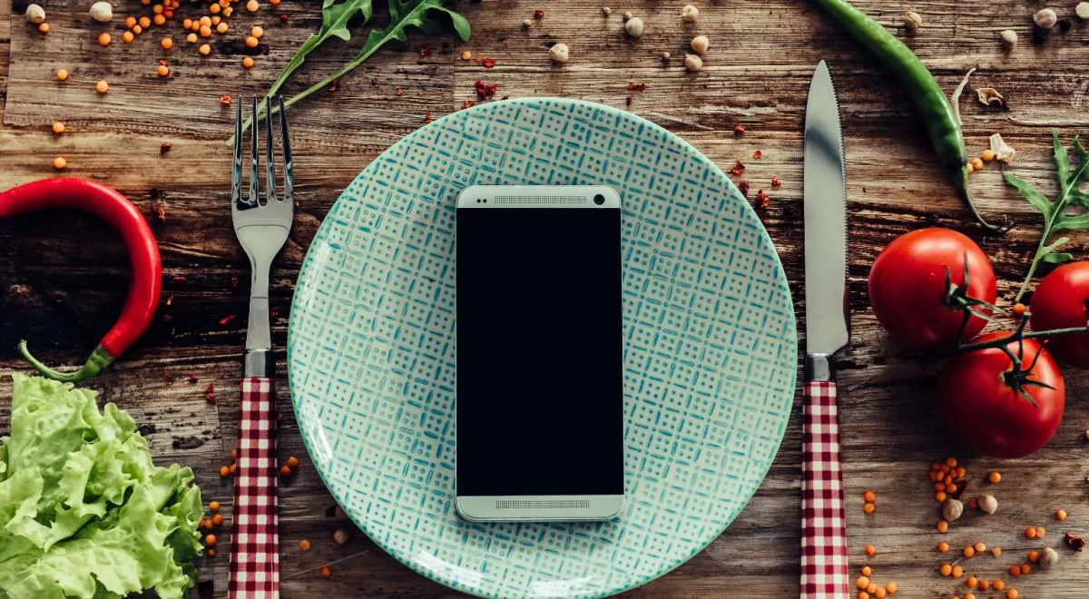 Врач настаивает: уберите гаджеты во время обеда