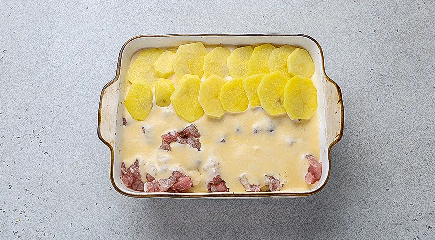 Картофельная запеканка с корейкой и сырным соусом