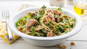 Спагетти с тунцом и рукколой 