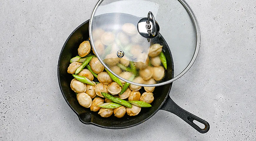 Жареные пельмени в сырном соусе со спаржей