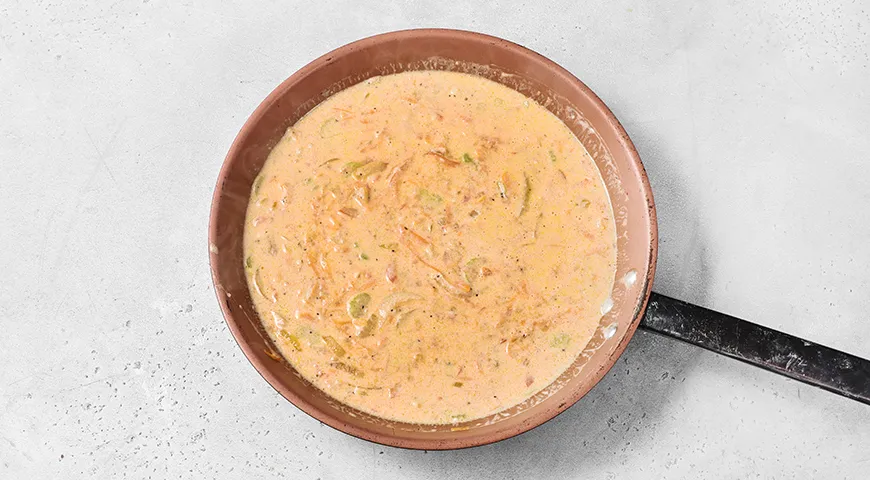 Тушеная рыба с овощами и сметаной на сковороде