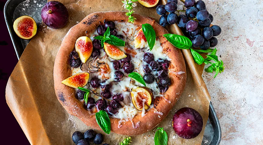 Пицца с инжиром, моцареллой, виноградом Изабелла и базиликом