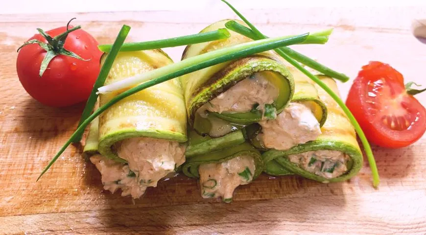 Рулетики из кабачков с сырной начинкой