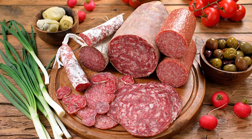 Разновидности салями различаются размером кусочков мяса и жира (шпика), составом пряностей, способом ферментации и формирования оболочки
