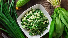 4 пряных салата из черемши