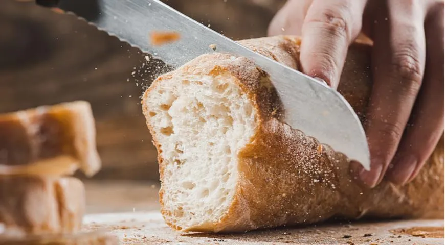 Простой, но эффективный трюк по идеальной нарезке хрустящего хлеба от пекарей