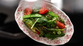 Салат с артишоками, томатами и спаржей