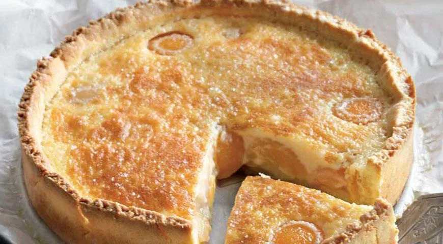 Песочный пирог с абрикосами и сливочной заливкой