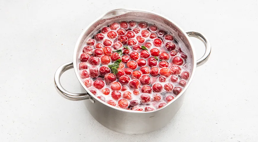 Компот из вишни с косточками