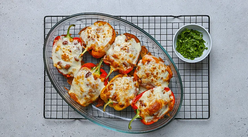 Перцы, фаршированные киноа, кукурузой и фасолью