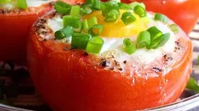 Яичница-глазунья в помидоре