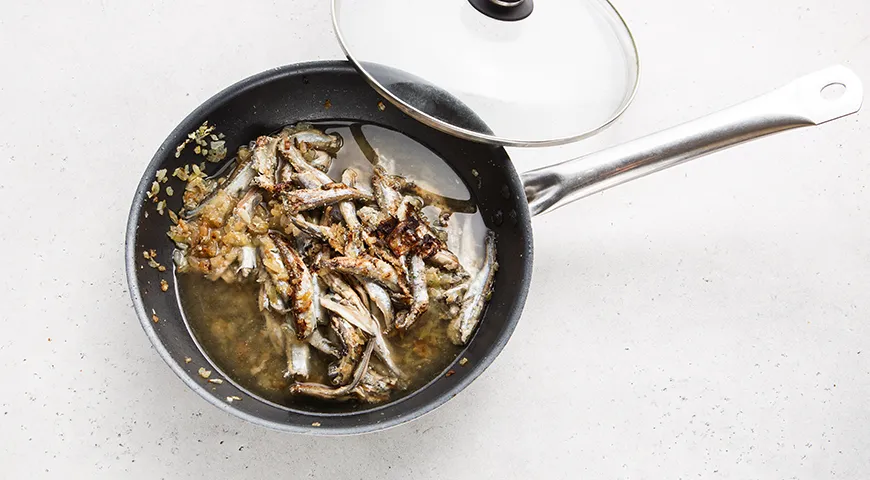 Тушеная мойва с луком